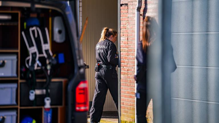 Stinkende loods na melding onderzocht: grondstoffen voor drugs gevonden