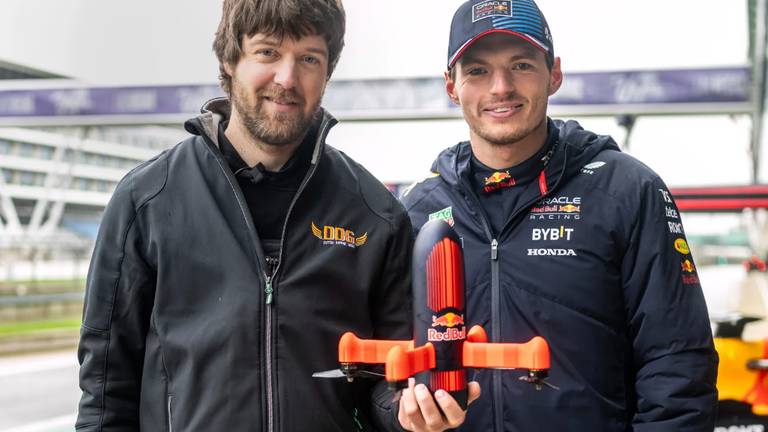 Max Verstappen wordt achtervolgd door dronepiloot op circuit