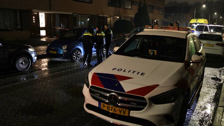 De politie bij het huis in Best waar rond half vijf een explosie plaatsvond (foto: Sander van Gils/SQ Vision).