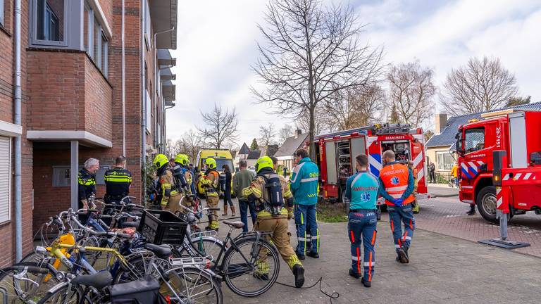 Een pand in Waalwijk moest worden ontruimd doordat een wasdroger in brand vloog (foto: SQ Vision/Iwan van Dun). 
