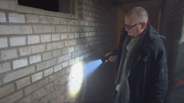 In deze kelder komt het grondwater door de wand naar binnen (beeld: Omroep Brabant). 