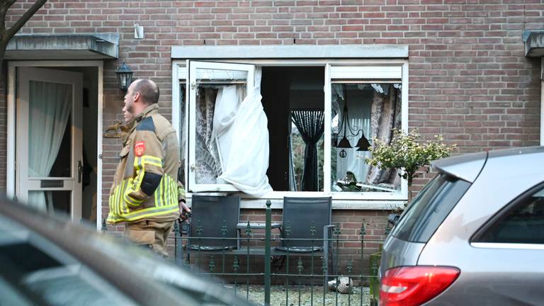Explosie bij huis: ruiten aan beide kanten eruit geblazen door de knal