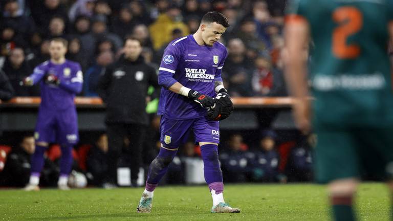 Keeper Etienne Vassen heeft zijn helm af en kan na een rode kaart gaan douchen (foto ANP)