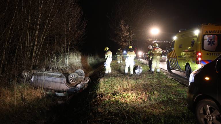 Een auto landde vanavond op de kop in de sloot in Heeswijk Dinther (Foto: SQ Vision).