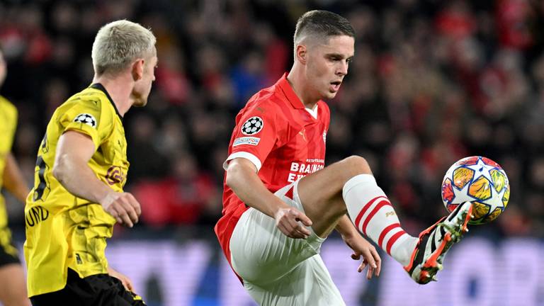 Joey Veerman probeert de bal te controleren (foto: ANP/John Thys).