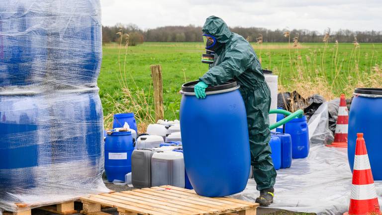 Gedumpt drugsafval langs het Klein Overveldsepad in Breda (archieffoto: Tom van der Put/SQ Vision).