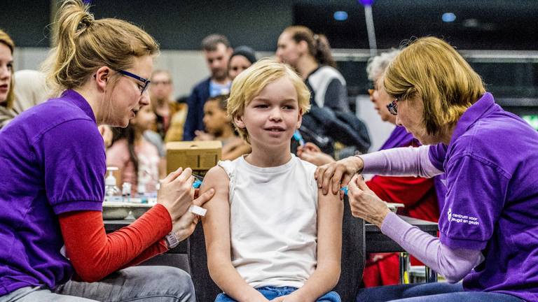 Kinderen worden gevaccineerd tegen difterie, tetanus, polio (DTP), bof, mazelen en rodehond (BMR) tijdens een vaccinatiedag (foto: ANP).