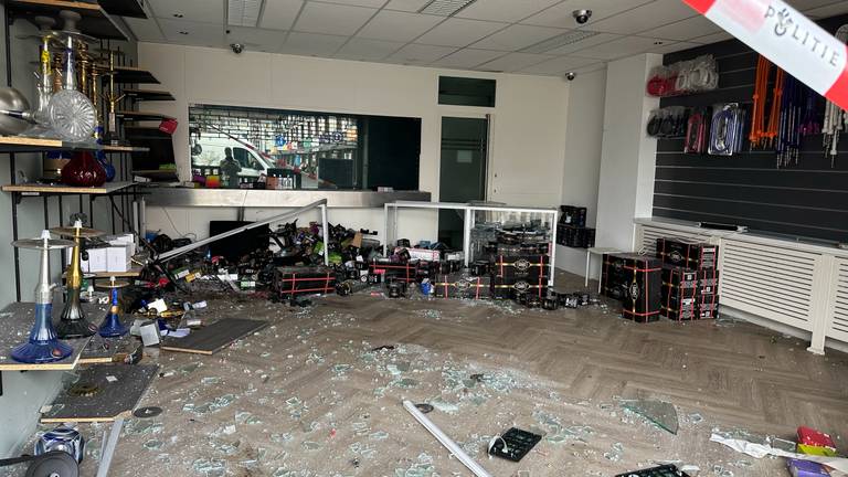 De schade in de winkel (foto: Floortje Steigenga).