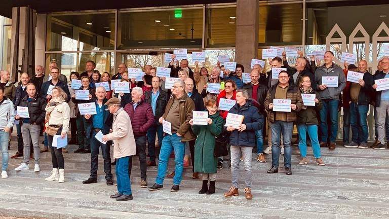 Inwoners van Riel op de trappen van het Tilburgse gemeentehuis