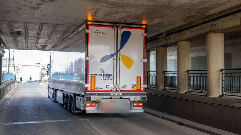 Opnieuw raak: vrachtwagen rijdt zich klem onder berucht viaduct - Omroep  Brabant