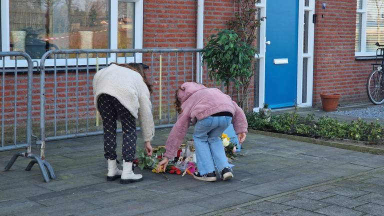 Bloemen bij het huis in Boekel waarin het drama plaatsvond.