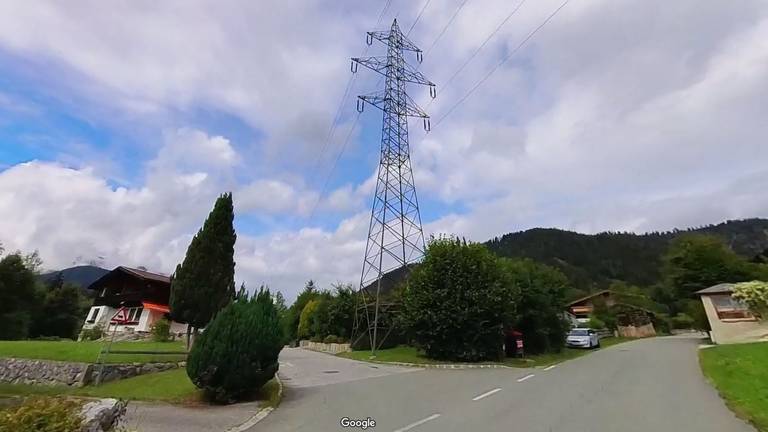 Een elektriciteitsmast in Saalingen (Google Streetview).