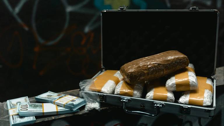 Archieffoto cocaíne en geld (foto: Pexels).