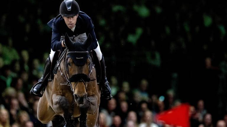 Maikel van der Vleuten in actie tijdens de wereldbeker springen tijdens Dutch Masters Indoor Brabant 2023 (foto: ANP). 