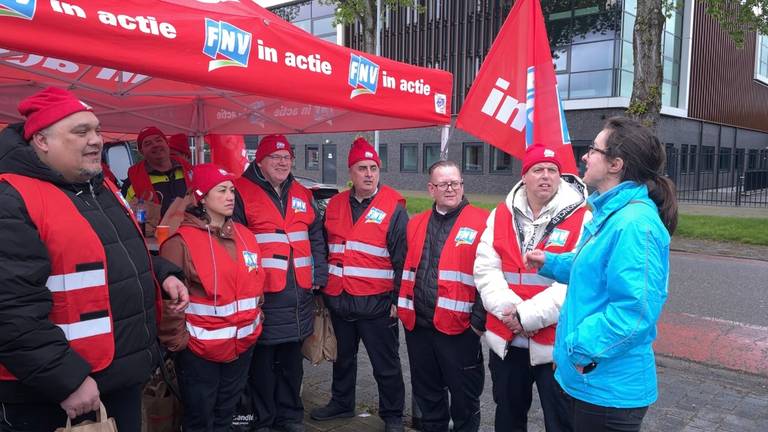 Medewerkers van de industriële wasserij CWS in Den Bosch staken (foto: Megan Hanegraaf).