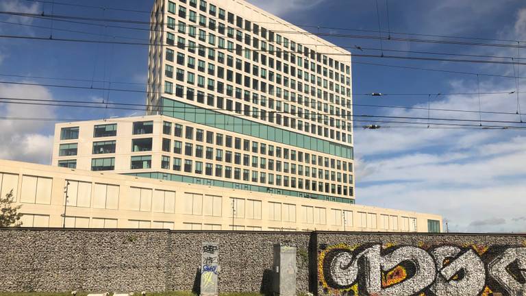 De rechtbank in Breda, gezien vanaf het spoor (foto: Willem-Jan Joachems).