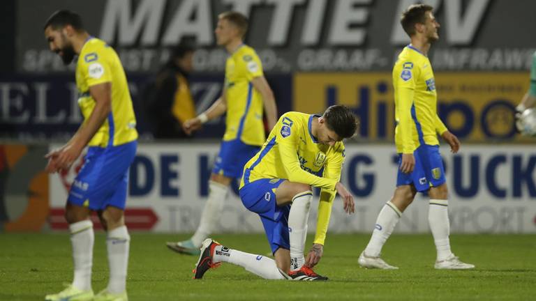 Zakaria Bakkali, Michiel Kramer en Reuven Niemeijer van RKC reageren teleurgesteld op de 0-0 tegen Almere (foto: ANP).