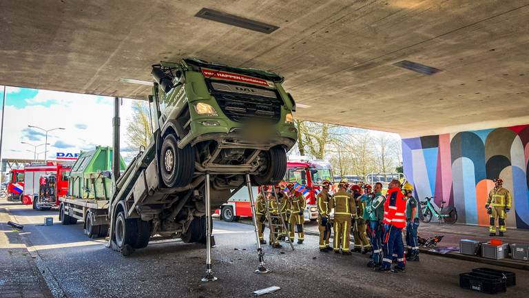 Vrachtauto vast onder viaduct, bestuurder raakt niet ernstig gewond