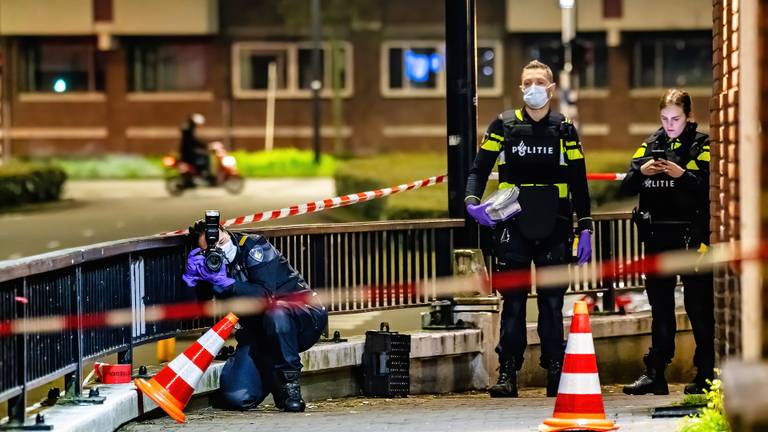Onderzoek na een beschieting bij coffeeshop Caza aan de Gasthuisring in Tilburg, maart 2024 (foto: Jack Brekelmans/SQ Vision).