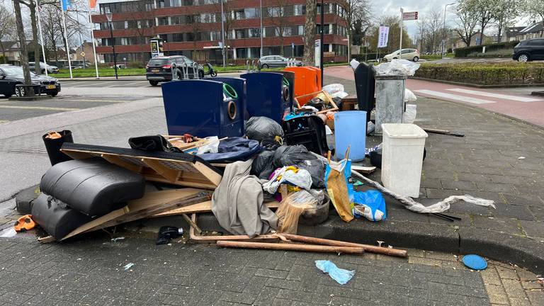 De afvalberg naast de ondergrondse containers in Den Bosch (foto: Megan Hanegraaf).