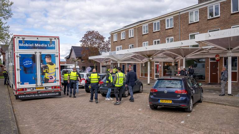 De grote controle aan het Plataanplein in Drunen (foto: Iwan van Dun/ SQ Vision).