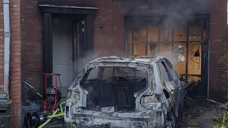 De auto, de carport en de garage aan de Herbergierstraat in Etten-Leur zijn bij de brand verwoest (foto: Veiligheidsregio).
