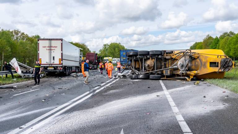 Twee gewonden bij botsing met vrachtwagens: snelweg nog uren dicht