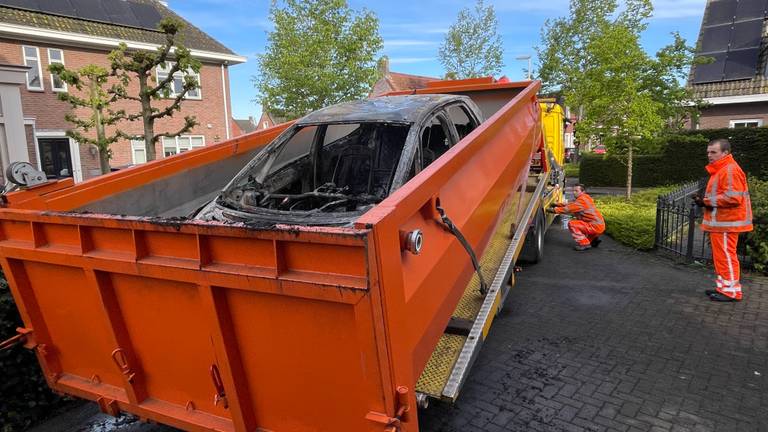 De uitgebrande auto in de dompelcontainer (foto: Eva de Schipper).