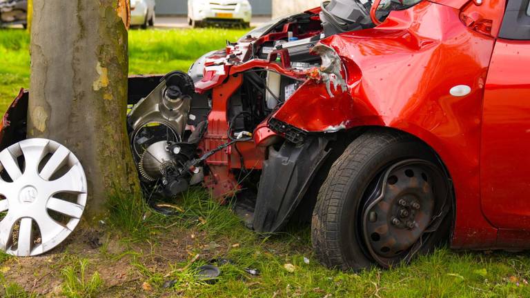 Vrouw rijdt tegen boom in Helmond (foto: Harrie Grijseels / SQ Vision).