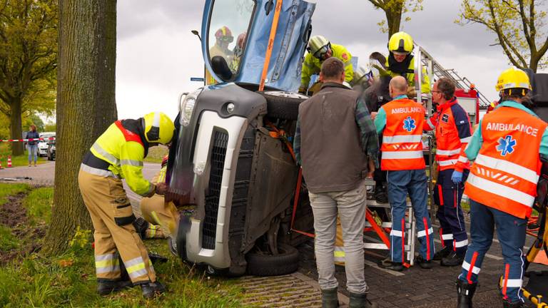 De hulpdiensten haalden de inzittenden uit de bus (foto: Harrie Grijseels/SQ Vision).