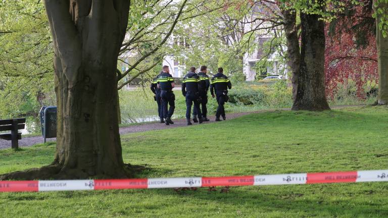 De vrouw mishandelde de boa in het Wilhelminapark in Breda (foto: Perry Roovers/SQ Vision).