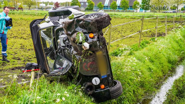 Dure auto slaat over de kop op de Nobisweg in Asten en belandt op schrikdraad om paardenwei