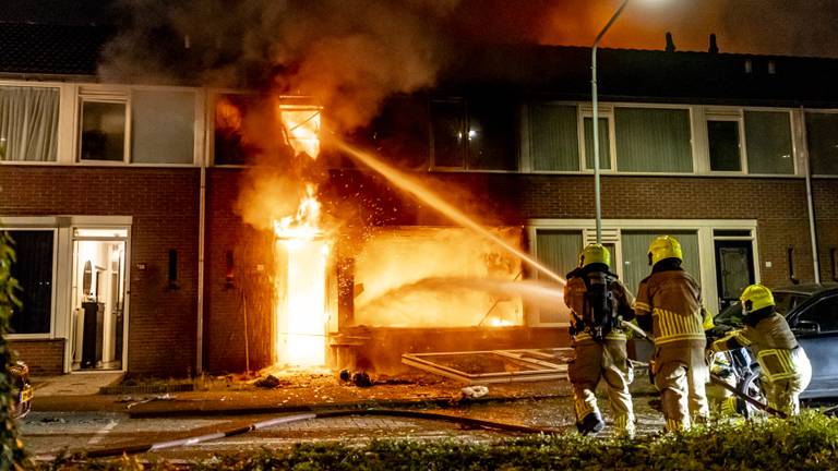 Brand na zware explosie bij huis aan de Strijenstraat in Oosterhout