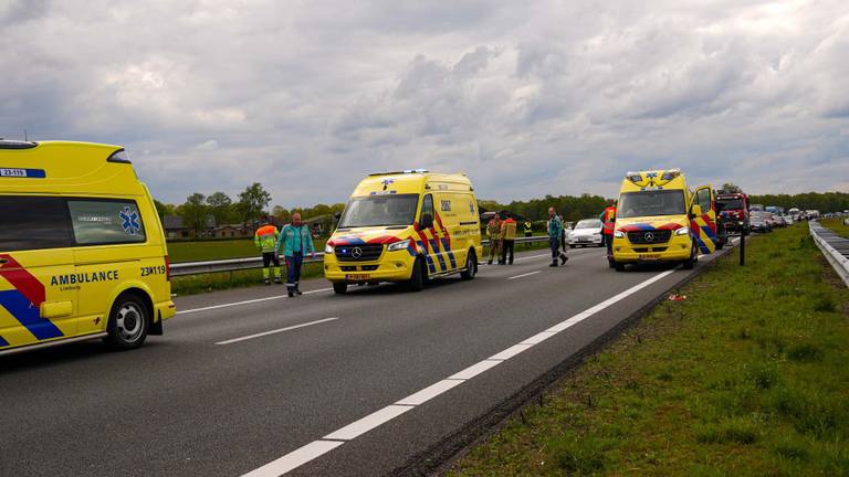Meerdere ambulances kwamen naar de A67 na de botsing (Foto: Harrie Grijseels/SQ Vision).