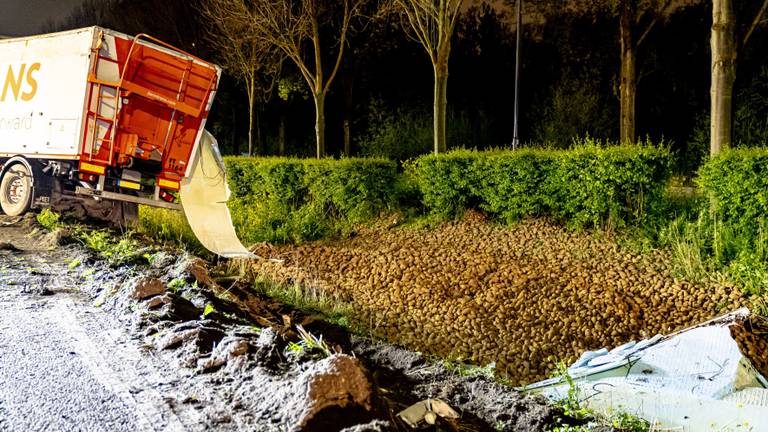 Gekantelde vrachtwagen met aardappelen is weggehaald: A27 weer open