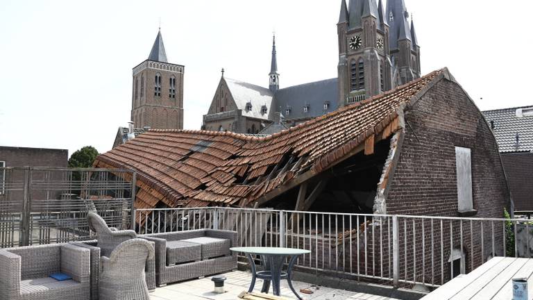 Dak van pand stort in: straat afgezet vanwege inzakkingsgevaar