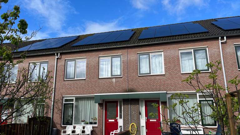 Bewoners van 15 huizen in De Muntel moeten zonnepanelen na maanden van hun dak laten halen (foto: Megan Hanegraaf).