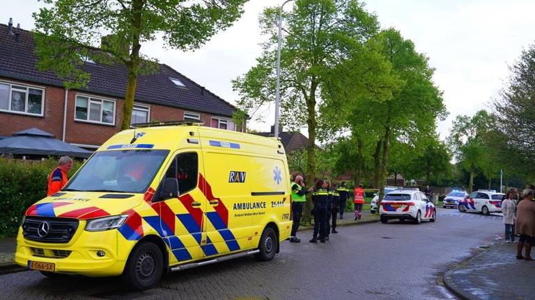 De hulpdiensten kwamen naar de plek van de steekpartij (Foto: SQ Vision).