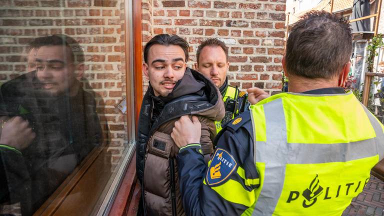 Een 'verdachte' wordt aangehouden tijdens een oefening van de politie in Deurne (foto: Dave Hendriks / SQ Vision).