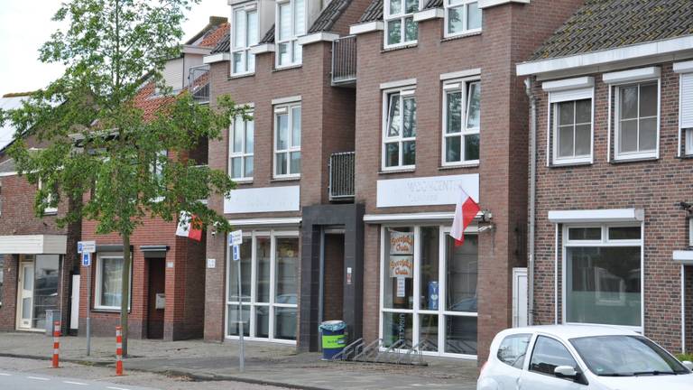 Rond de supermarkt is vaak veel overlast (foto: Robert te Veele).