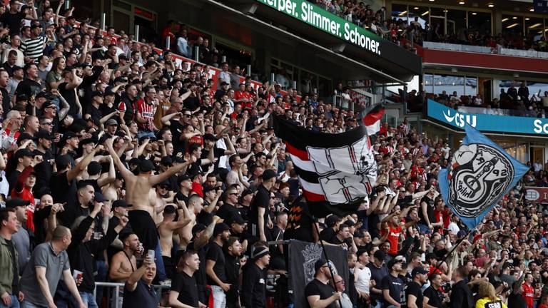 PSV-supporters thuis tegen AZ (foto: ANP).