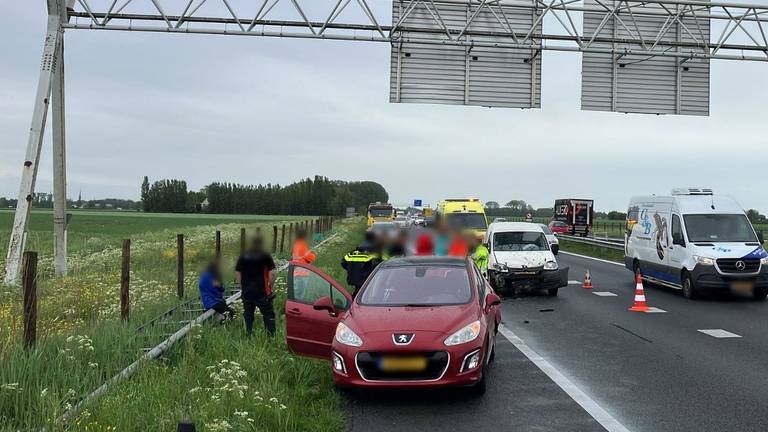 Op de A59 ging het vrijdagmiddag mis met enkele auto's (foto: Rijkswaterstaat).