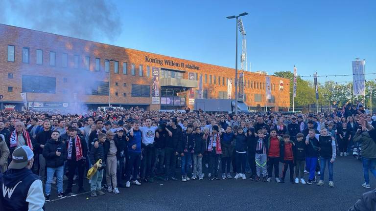 Fans kijken in Tilburg bij het Koning Willem II Stadion mee (foto: Nina van den Broek).