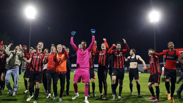 De spelers van Willem II nadat ze promotie pakten vorige week (foto: ANP).