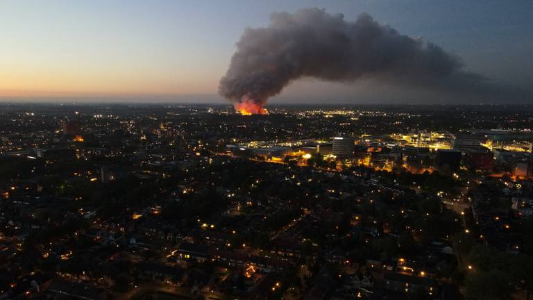 Een foto vanuit de lucht van de brand (foto: Jeffrey van der Putten).