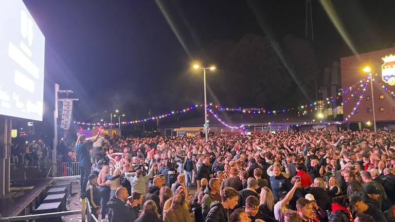 Supporters in Tilburg (foto: Nina van den Broek).