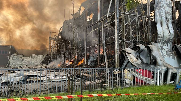 Er komt nog rook vrij (foto: brandweer).