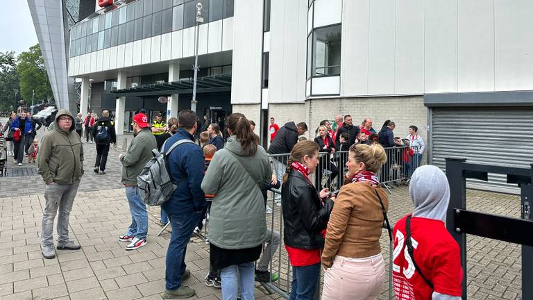 Ruim twee uur voor de aftrap: de eerste supporters verzamelen zich bij het stadion (foto: Yannick Weezenbeek). 