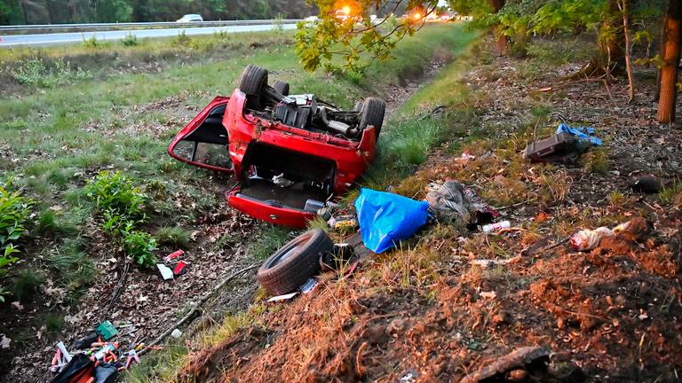 Automobiliste rijdt met haar auto achterop andere auto op A67