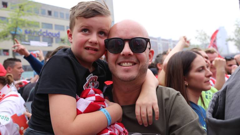Ivar en zoon Luuk vieren het PSV-feest mee (foto: Lobke Kapteijns).